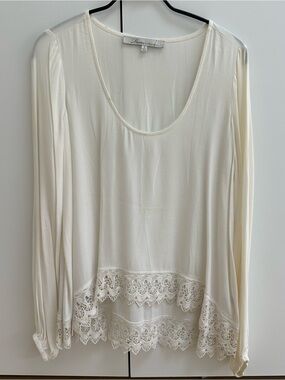 LOVERS & FRIENDS - IVORY LACE HEM SCOOP NECK LONG SLEEVE TOP - SIZE SMALL